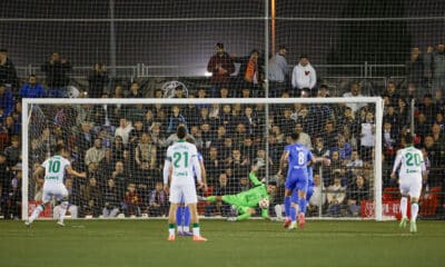 El guardameta del Manises, Adrián Muñoz (c), detiene un penalti durante el encuentro de primera ronda de Copa del Rey entre Manises CF y Getafe CF, este martes en el campo Vicente Martínez Catalá de Manises (Valencia). EFE/ Manuel Bruque