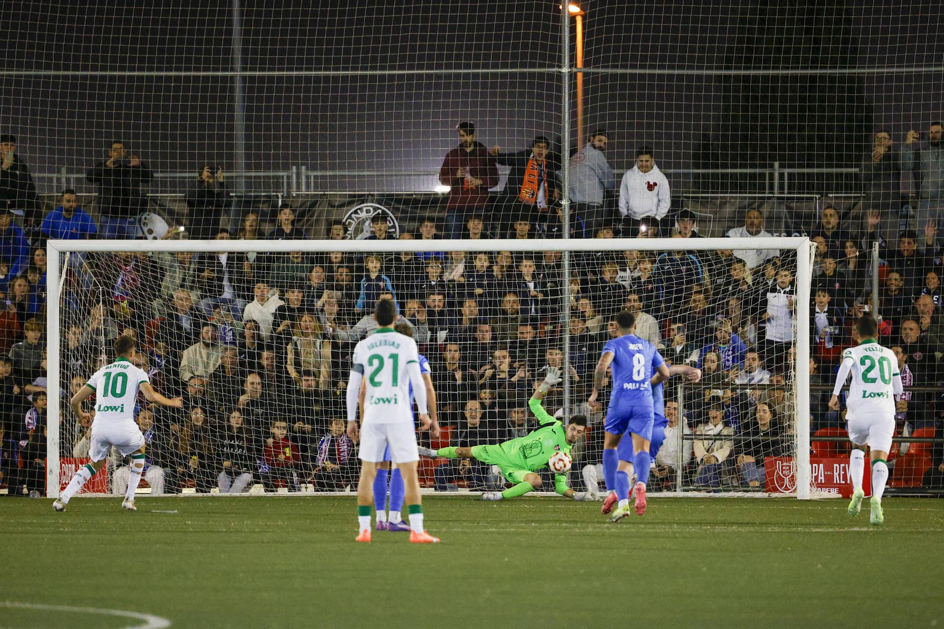 El guardameta del Manises, Adrián Muñoz (c), detiene un penalti durante el encuentro de primera ronda de Copa del Rey entre Manises CF y Getafe CF, este martes en el campo Vicente Martínez Catalá de Manises (Valencia). EFE/ Manuel Bruque