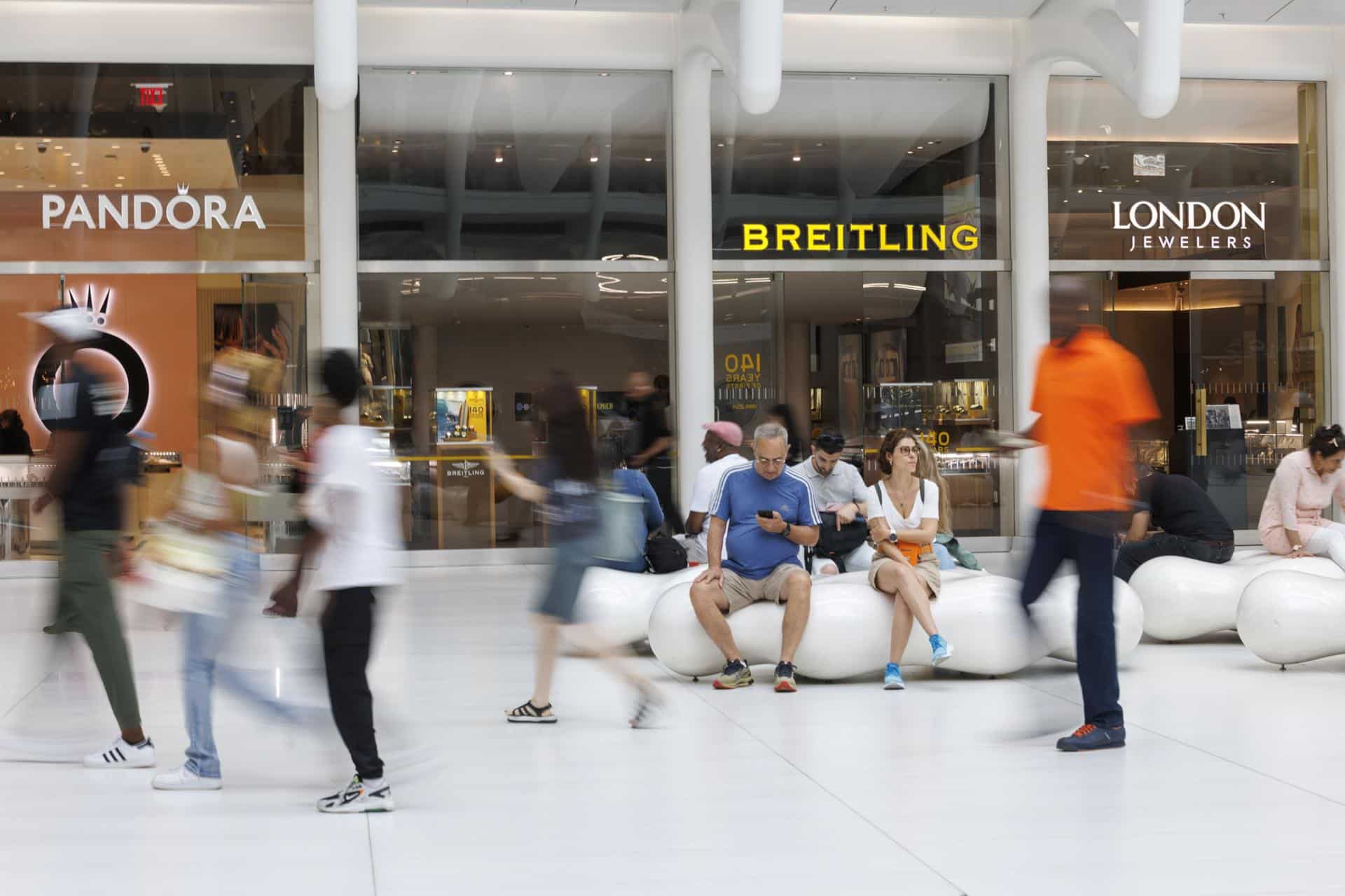 Fotografía de archivo de personas en el centro comercial Oculus World Trade Center, en Nueva York, EE. UU. EFE/EPA/Sarah Yenesel