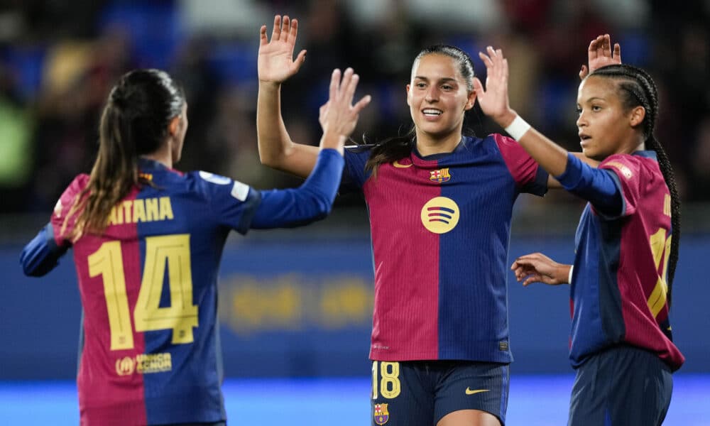 Las jugadora del Barcelona Aitana Bonmatí, Kika y Vicky celebran uno de los goles del equipo durante el partido de Liga de Campeones femenina ante el St Polten, disputado el pasado martes. EFE/ Enric Fontcuberta.