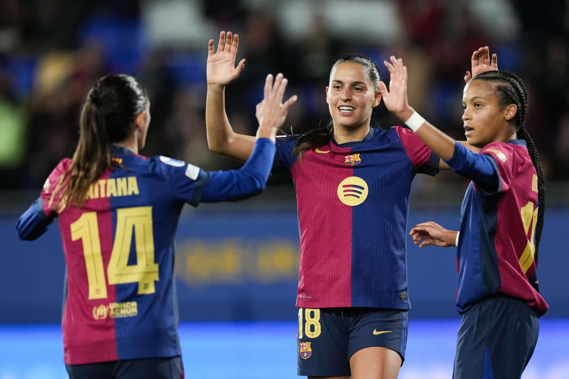 Las jugadora del Barcelona Aitana Bonmatí, Kika y Vicky celebran uno de los goles del equipo durante el partido de Liga de Campeones femenina ante el St Polten, disputado el pasado martes. EFE/ Enric Fontcuberta.