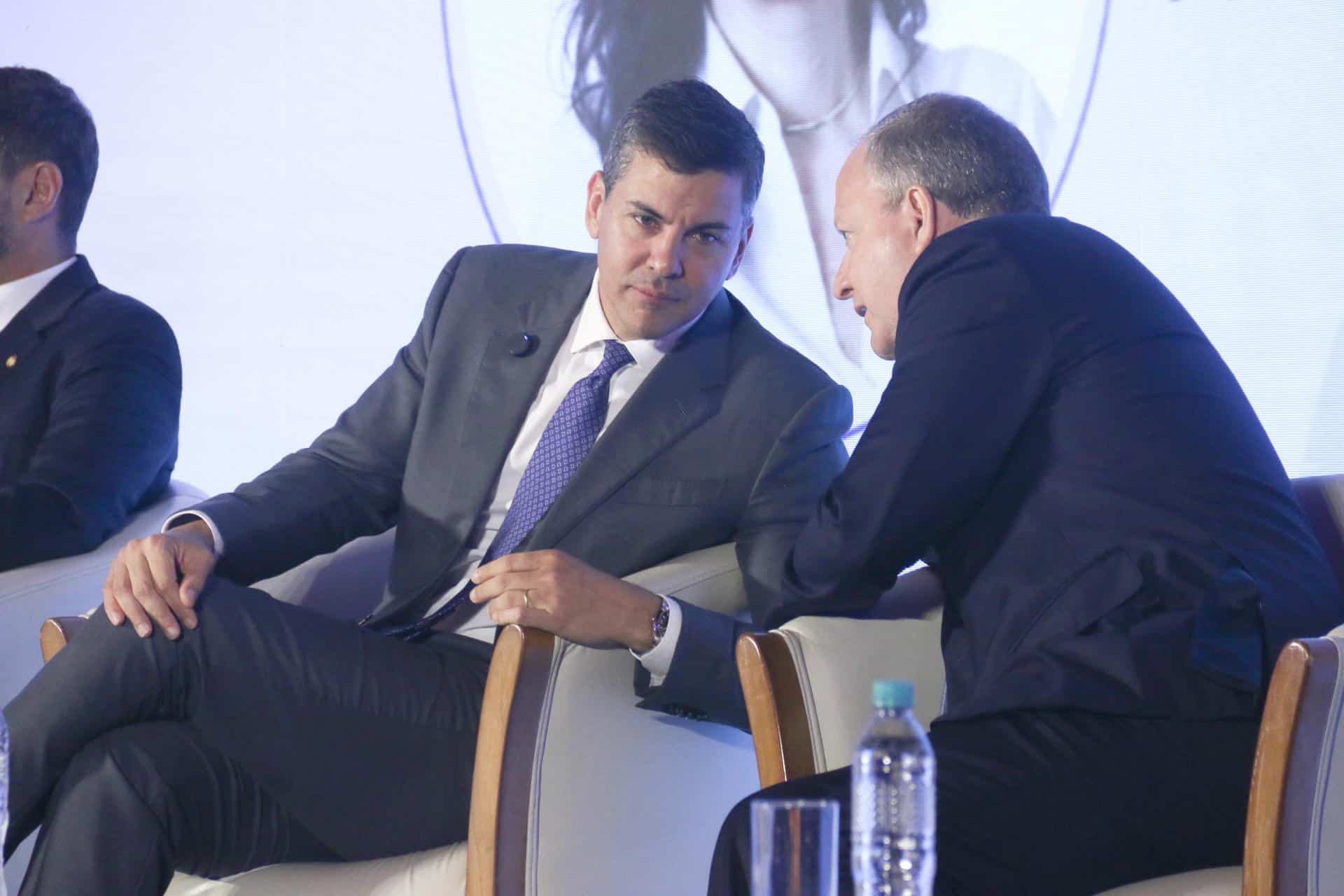 El presidente de Paraguay, Santiago Peña (i) y el ministro de Economía y Finanzas de Paraguay, Carlos Fernández, participan durante la apertura del Foro Latinoamericano de Infraestructura 2024, este martes en el Puerto de Asunción (Paraguay). EFE/Nina Osorio