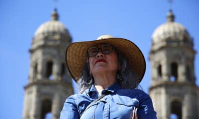 La escritora mexicana Cristina Rivera Garza participa en una marcha del Día Internacional de la Eliminación de la Violencia contra la Mujer, este lunes en Zapopan (México). EFE/ Francisco Guasco