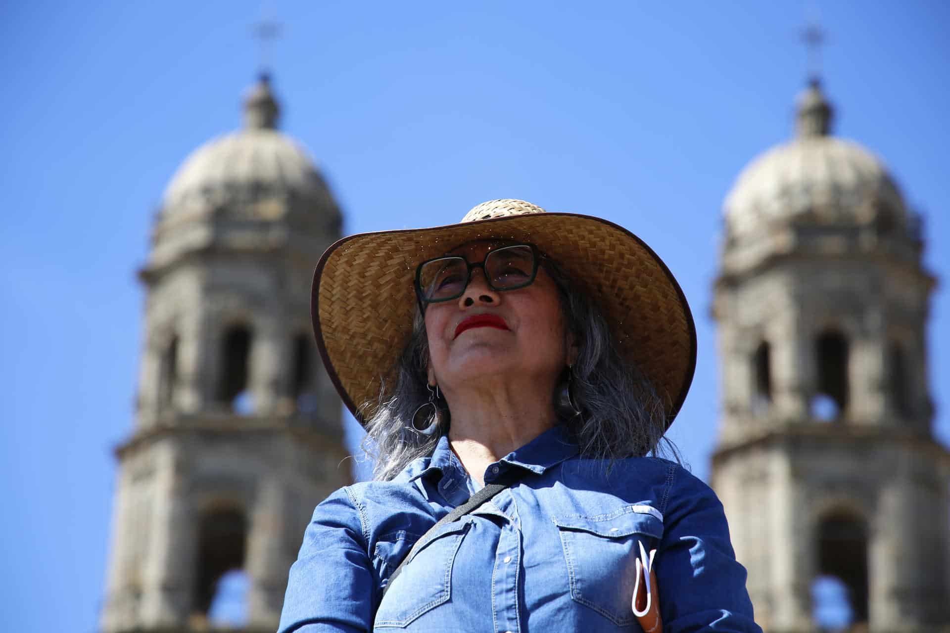 La escritora mexicana Cristina Rivera Garza participa en una marcha del Día Internacional de la Eliminación de la Violencia contra la Mujer, este lunes en Zapopan (México). EFE/ Francisco Guasco