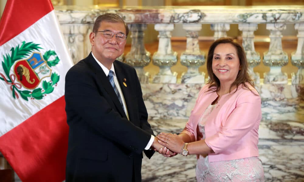 La presidenta de Perú, Dina Boluarte, estrecha las manos con el primer ministro de Japón, Shigeru Ishiba, luego de su reunión bilateral, en el Palacio de Gobierno, este domingo en Lima (Perú). EFE/ Paolo Aguilar