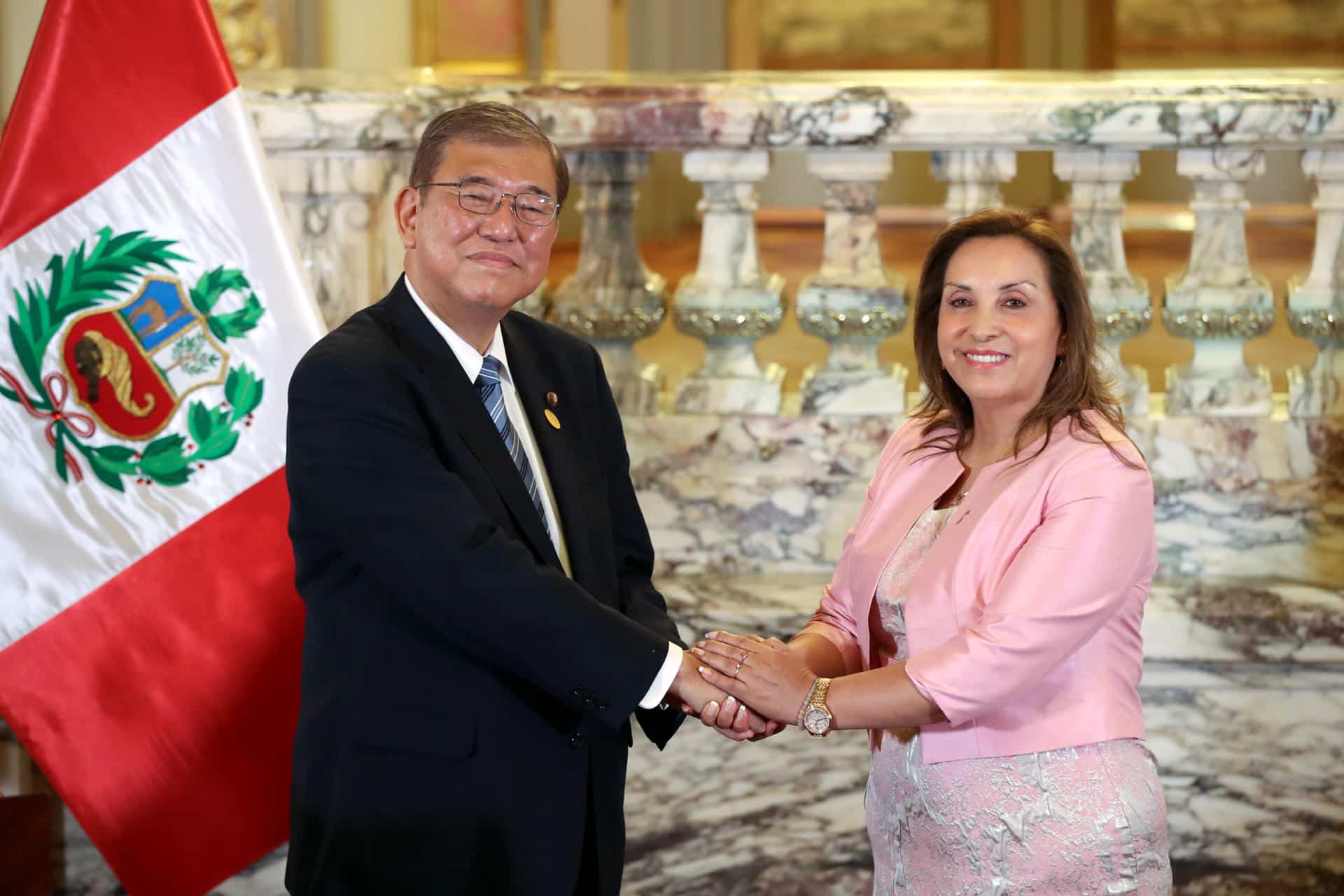 La presidenta de Perú, Dina Boluarte, estrecha las manos con el primer ministro de Japón, Shigeru Ishiba, luego de su reunión bilateral, en el Palacio de Gobierno, este domingo en Lima (Perú). EFE/ Paolo Aguilar