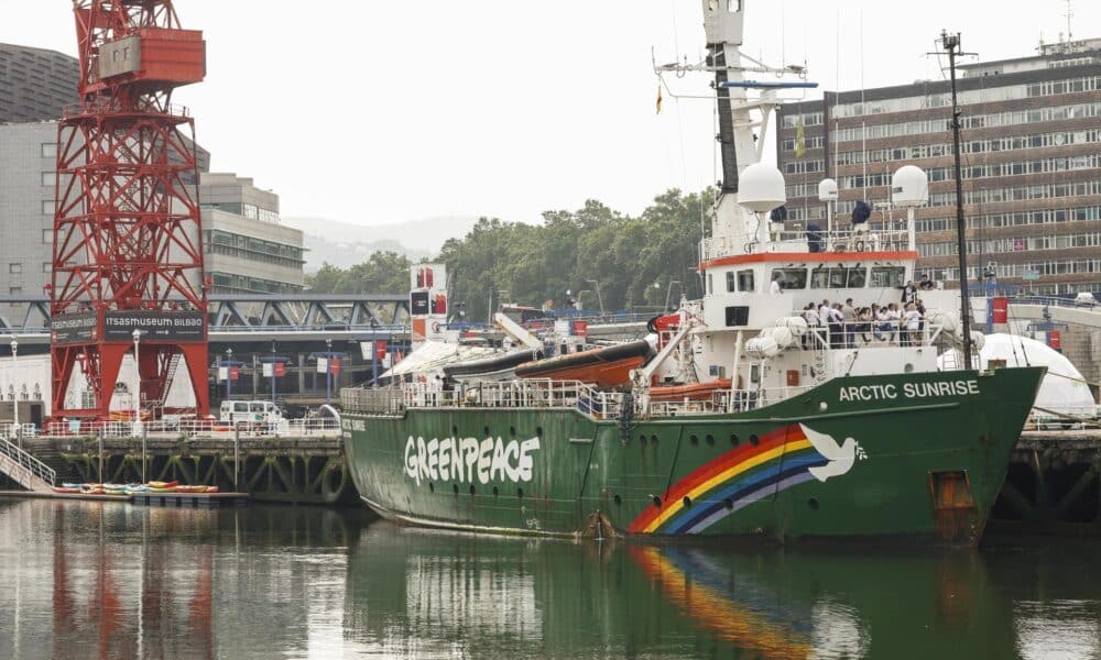 Imagen de archivo del barco de "Artic Sunrise" de Greenpeace. EFE/ Miguel Toña