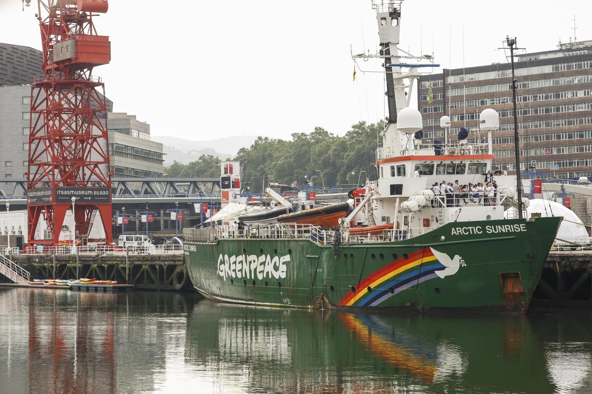 Imagen de archivo del barco de "Artic Sunrise" de Greenpeace. EFE/ Miguel Toña