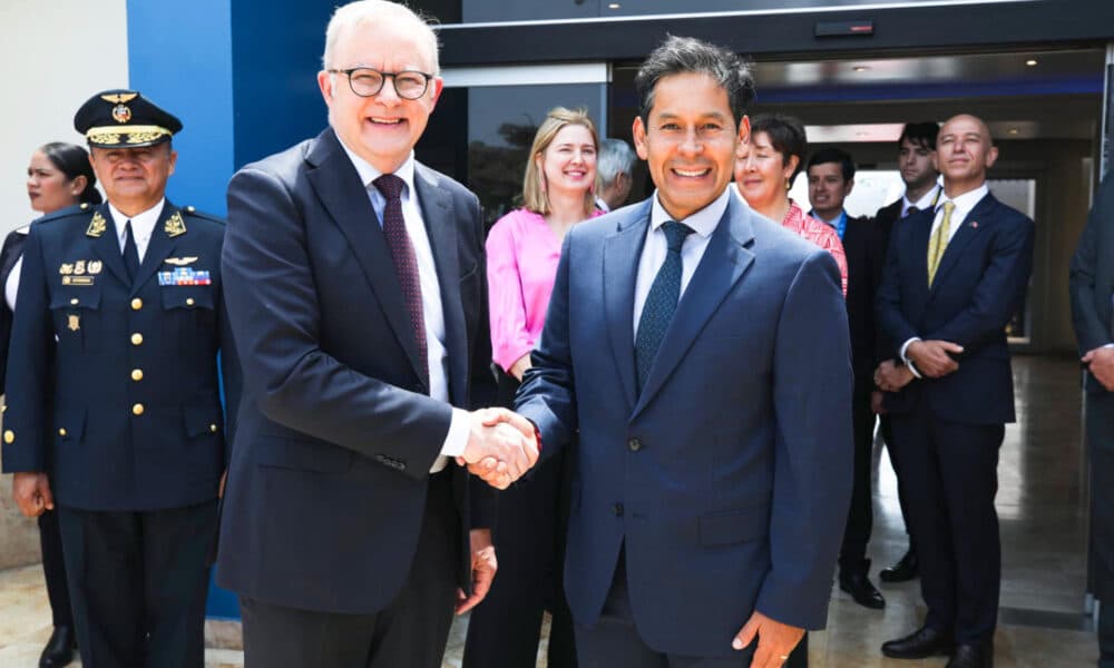 Fotografía cedida por el Ministerio de Desarrollo e Inclusión Social de Perú, del primer ministro de Australia, Anthony Albanese (i) recibido por el ministro de Desarrollo e Inclusión Social Julio Demartini (d), durante su llegada a la Base Aérea del Callao para participar en la cumbre APEC este miércoles, en Lima (Perú). EFE/ Ministerio de Desarrollo e Inclusión Social