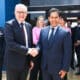 Fotografía cedida por el Ministerio de Desarrollo e Inclusión Social de Perú, del primer ministro de Australia, Anthony Albanese (i) recibido por el ministro de Desarrollo e Inclusión Social Julio Demartini (d), durante su llegada a la Base Aérea del Callao para participar en la cumbre APEC este miércoles, en Lima (Perú). EFE/ Ministerio de Desarrollo e Inclusión Social