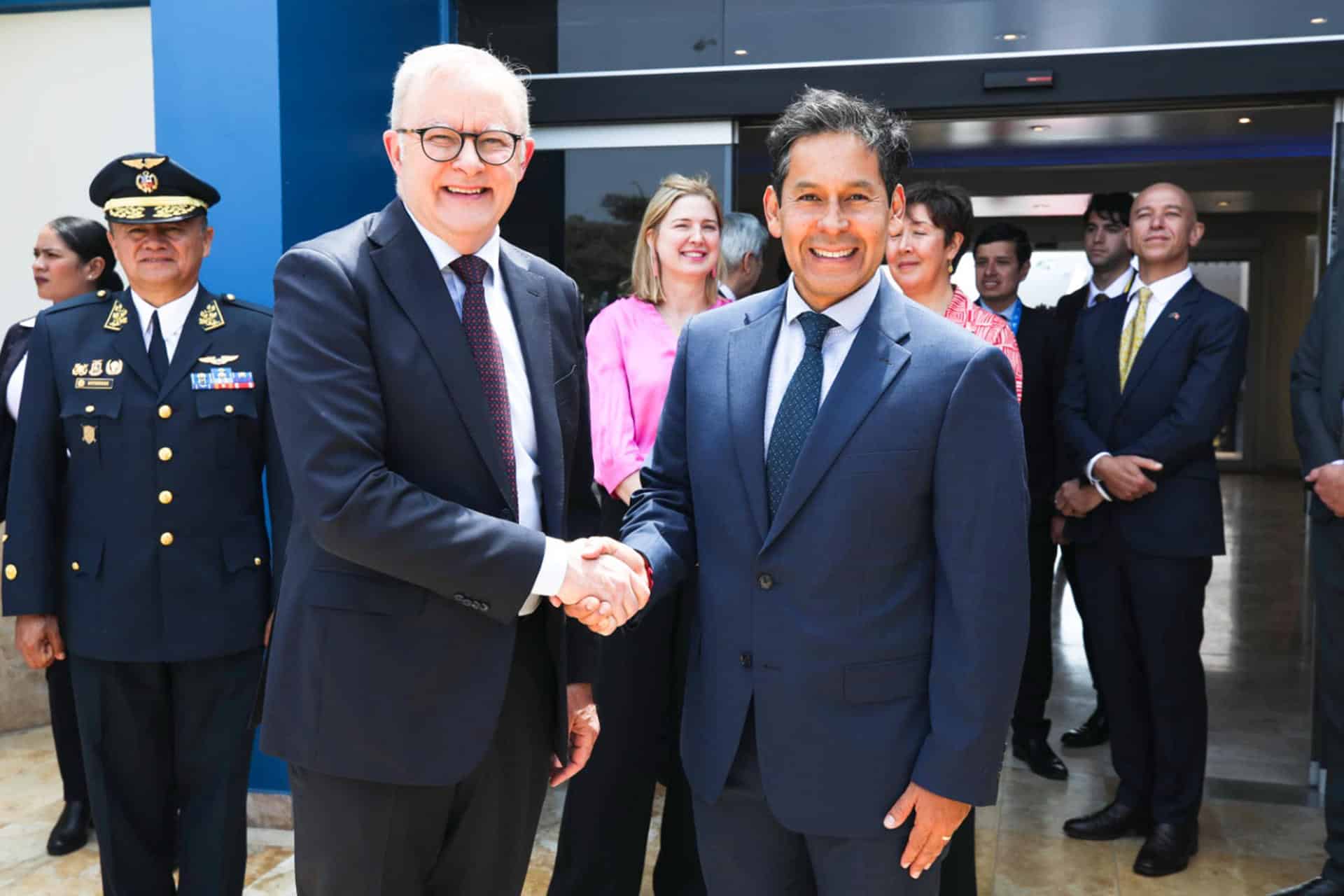 Fotografía cedida por el Ministerio de Desarrollo e Inclusión Social de Perú, del primer ministro de Australia, Anthony Albanese (i) recibido por el ministro de Desarrollo e Inclusión Social Julio Demartini (d), durante su llegada a la Base Aérea del Callao para participar en la cumbre APEC este miércoles, en Lima (Perú). EFE/ Ministerio de Desarrollo e Inclusión Social