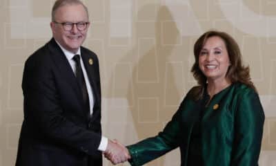 La presidenta de Perú, Dina Boluarte (d), saluda al primer ministro de Australia, Anthony Albanese (i), en el Centro de Convenciones durante la cumbre de líderes del Foro de Cooperación Económica Asia Pacífico (APEC) este sábado en Lima (Perú). EFE/ Carlos Ortega