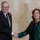 La presidenta de Perú, Dina Boluarte (d), saluda al primer ministro de Australia, Anthony Albanese (i), en el Centro de Convenciones durante la cumbre de líderes del Foro de Cooperación Económica Asia Pacífico (APEC) este sábado en Lima (Perú). EFE/ Carlos Ortega