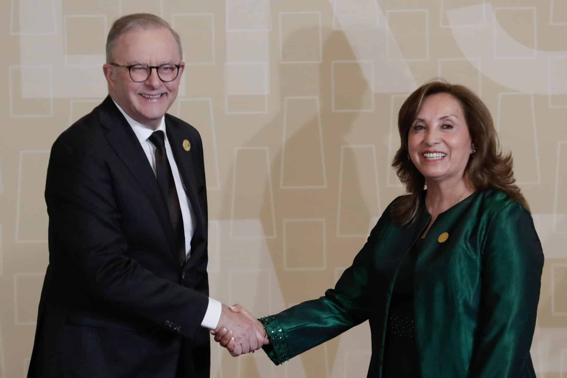 La presidenta de Perú, Dina Boluarte (d), saluda al primer ministro de Australia, Anthony Albanese (i), en el Centro de Convenciones durante la cumbre de líderes del Foro de Cooperación Económica Asia Pacífico (APEC) este sábado en Lima (Perú). EFE/ Carlos Ortega