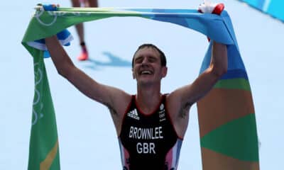 El atleta británico Alistair Brownlee celebra la medalla de oro conseguida en la triatlón de los Juegos Olímpicos Río 2016, en una foto de archivo. EFE/LEONARDO MUÑOZ