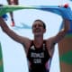 El atleta británico Alistair Brownlee celebra la medalla de oro conseguida en la triatlón de los Juegos Olímpicos Río 2016, en una foto de archivo. EFE/LEONARDO MUÑOZ