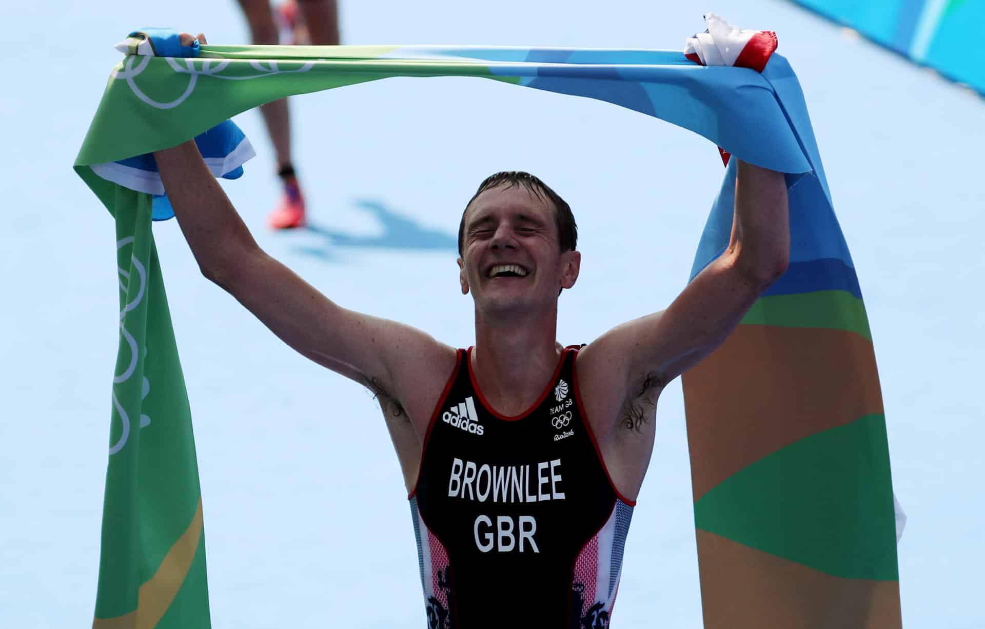 El atleta británico Alistair Brownlee celebra la medalla de oro conseguida en la triatlón de los Juegos Olímpicos Río 2016, en una foto de archivo. EFE/LEONARDO MUÑOZ