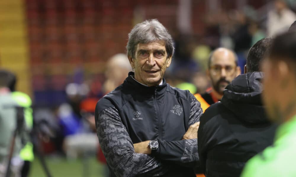 -El entrenador del Betis, Manuel Pellegrini, en el encuentro de primera ronda de Copa del Rey, que midió a su equipo ante el CD Gévora en el estadio Francisco de la Hera de Almendralejo (Badajoz). EFE/ Jero Morales