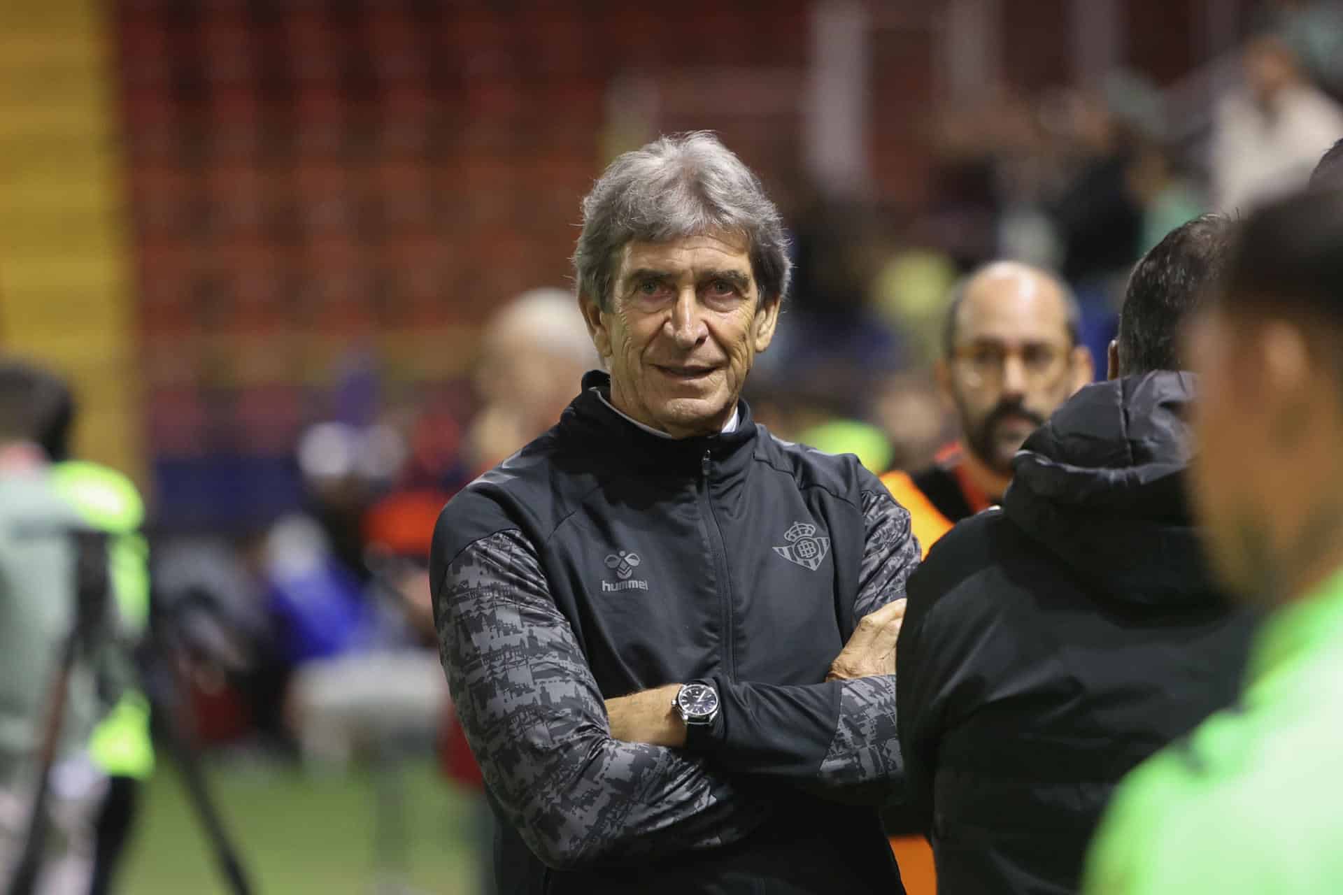 -El entrenador del Betis, Manuel Pellegrini, en el encuentro de primera ronda de Copa del Rey, que midió a su equipo ante el CD Gévora en el estadio Francisco de la Hera de Almendralejo (Badajoz). EFE/ Jero Morales