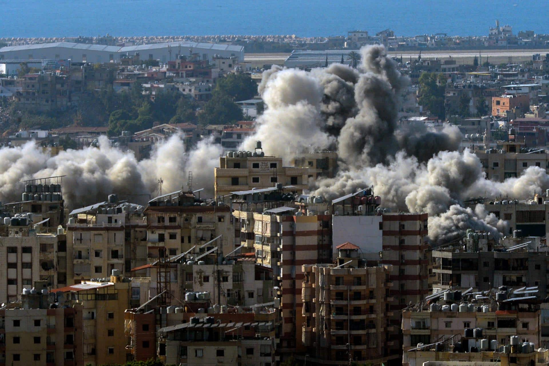 Una densa columna de humo sale de un edificio después de un ataque aéreo israelí sobre el barrio de Dahieh, en Beirut, este jueves 14 de noviembre de 2024. EFE/ Wael Hamzeh