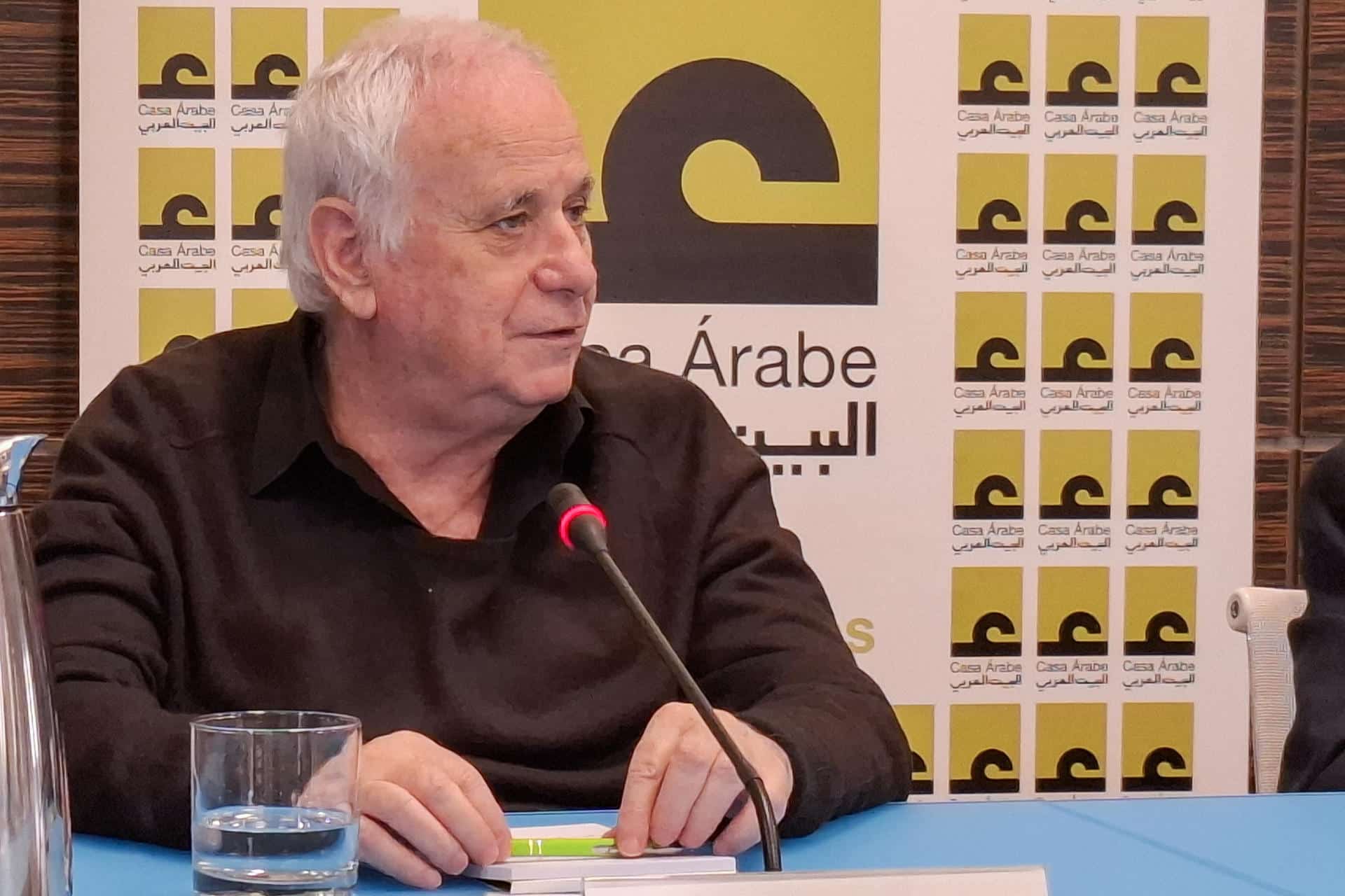 El historiador israelí, Ilan Pappé, habla durante una rueda de prensa este viernes en la Casa Arabe en Madrid (España). Pappé defendió que la Unión Europea debe abandonar el papel de mediador en el conflicto entre Israel y Palestina y "liderar la defensa de los derechos de los palestinos", ante un israel "genocida", cada vez más dispuesto a anexionarse Gaza y Cisjordania. EFE/ Jorge Fuentelsaz/ MÁXIMA CALIDAD DISPONIBLE