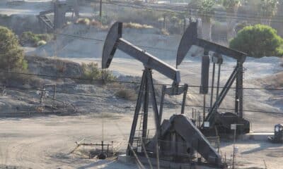 Foto de archivo del campo petrolero de Baldwind Hills, California, donde se ven los pozos de extracción del crudo con las casas y edificios de los vecindarios al fondo, lo que supone un riesgo para la salud humana. EFE/Iván Mejía