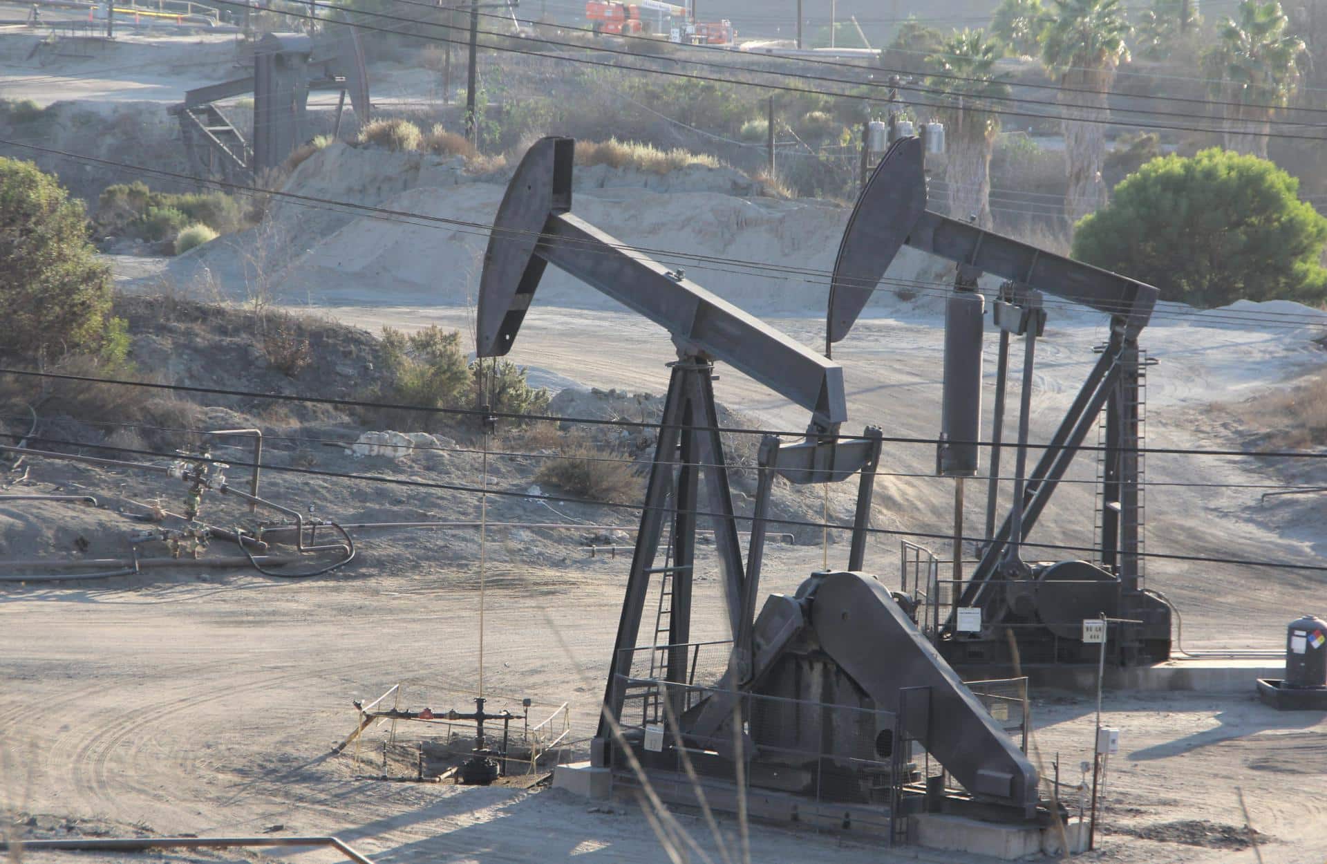 Foto de archivo del campo petrolero de Baldwind Hills, California, donde se ven los pozos de extracción del crudo con las casas y edificios de los vecindarios al fondo, lo que supone un riesgo para la salud humana. EFE/Iván Mejía