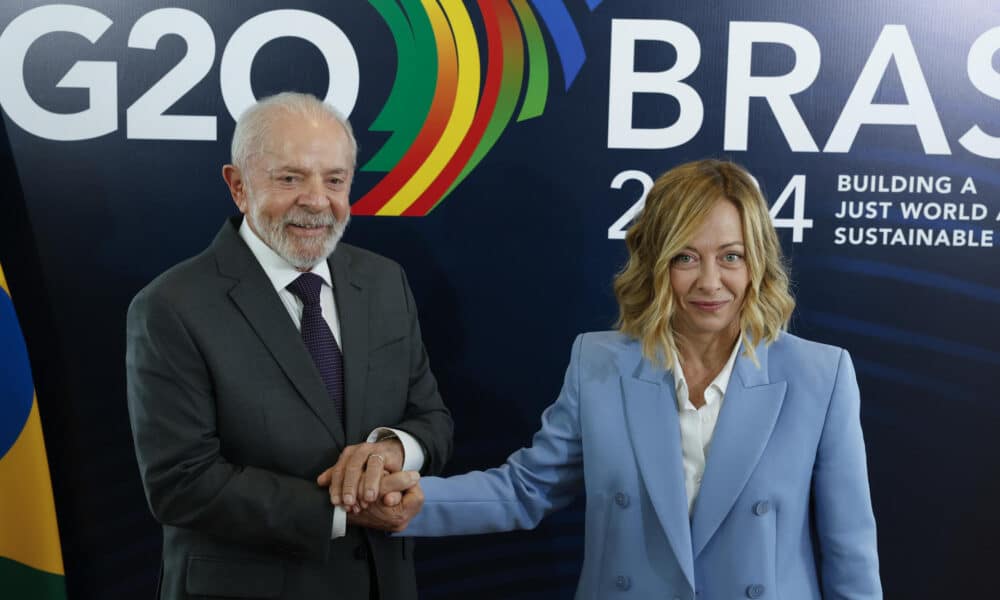 El presidente brasileño, Luiz Inácio Lula da Silva (i), y la primera ministra de Italia, Giorgia Meloni, posan previo a una reunión bilateral, un día antes del comienzo del G20, en el Fuerte de Copacabana, en la ciudad de Río de Janeiro (Brasil). EFE/ Sebastiao Moreira