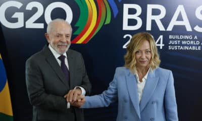 El presidente brasileño, Luiz Inácio Lula da Silva (i), y la primera ministra de Italia, Giorgia Meloni, posan previo a una reunión bilateral, un día antes del comienzo del G20, en el Fuerte de Copacabana, en la ciudad de Río de Janeiro (Brasil). EFE/ Sebastiao Moreira