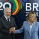 El presidente brasileño, Luiz Inácio Lula da Silva (i), y la primera ministra de Italia, Giorgia Meloni, posan previo a una reunión bilateral, un día antes del comienzo del G20, en el Fuerte de Copacabana, en la ciudad de Río de Janeiro (Brasil). EFE/ Sebastiao Moreira