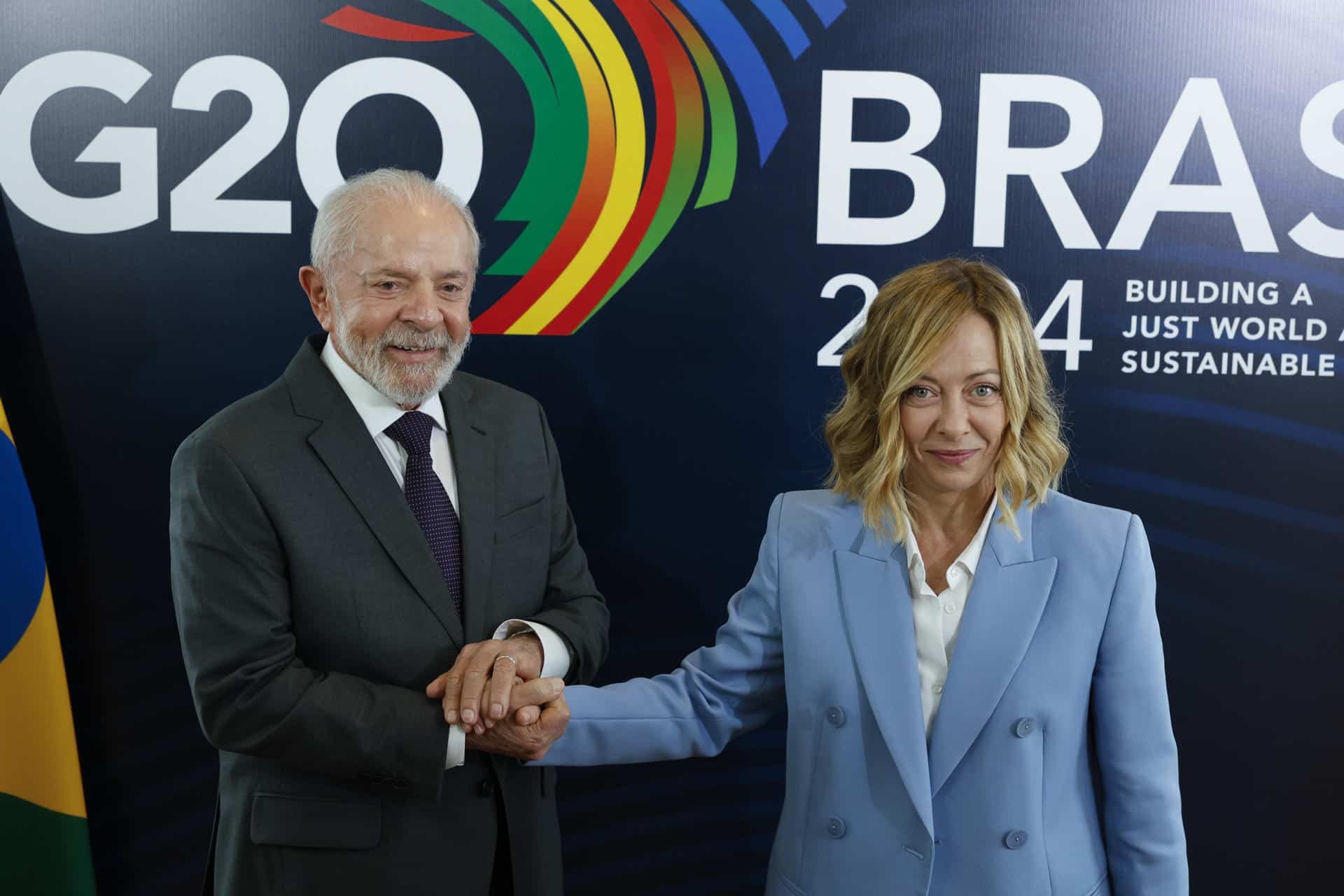 El presidente brasileño, Luiz Inácio Lula da Silva (i), y la primera ministra de Italia, Giorgia Meloni, posan previo a una reunión bilateral, un día antes del comienzo del G20, en el Fuerte de Copacabana, en la ciudad de Río de Janeiro (Brasil). EFE/ Sebastiao Moreira