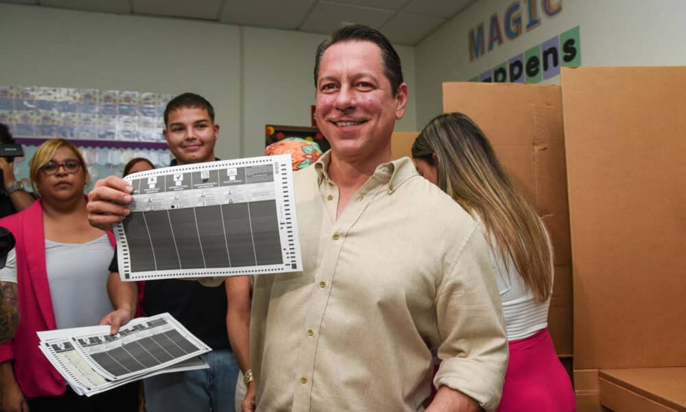 El candidato a la gobernación de Puerto Rico por la Alianza formada por el Partido Independentista Puertorriqueño (PIP) y el Movimiento Victoria Ciudadana (MVC), Juan Dalmau, muestra su papeleta de votación este martes en el Centro Cedin, en San Juan (Puerto Rico). EFE/Enid M. Salgado