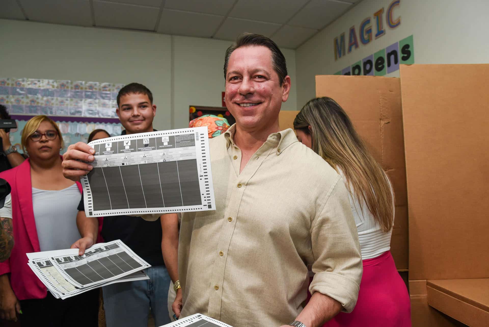 El candidato a la gobernación de Puerto Rico por la Alianza formada por el Partido Independentista Puertorriqueño (PIP) y el Movimiento Victoria Ciudadana (MVC), Juan Dalmau, muestra su papeleta de votación este martes en el Centro Cedin, en San Juan (Puerto Rico). EFE/Enid M. Salgado