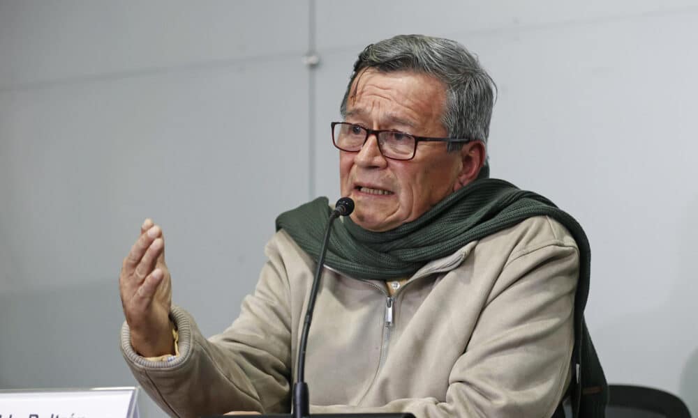 Fotografía de archivo en donde se ve a Pablo Beltrán, jefe de la delegación de negociación de paz de la guerrilla colombiana del ELN, en Bogotá (Colombia). EFE/ Mauricio Dueñas Castañeda