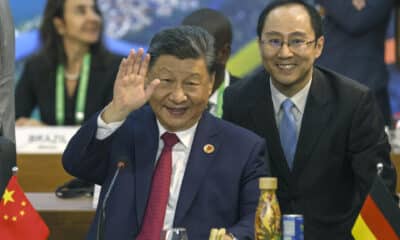 El presidente de China, Xi Jinping (i), saluda durante la apertura de la Cumbre de jefes de Estado del G20 que comenzó este lunes en Río de Janeiro (Brasil). EFE/ Antonio Lacerda