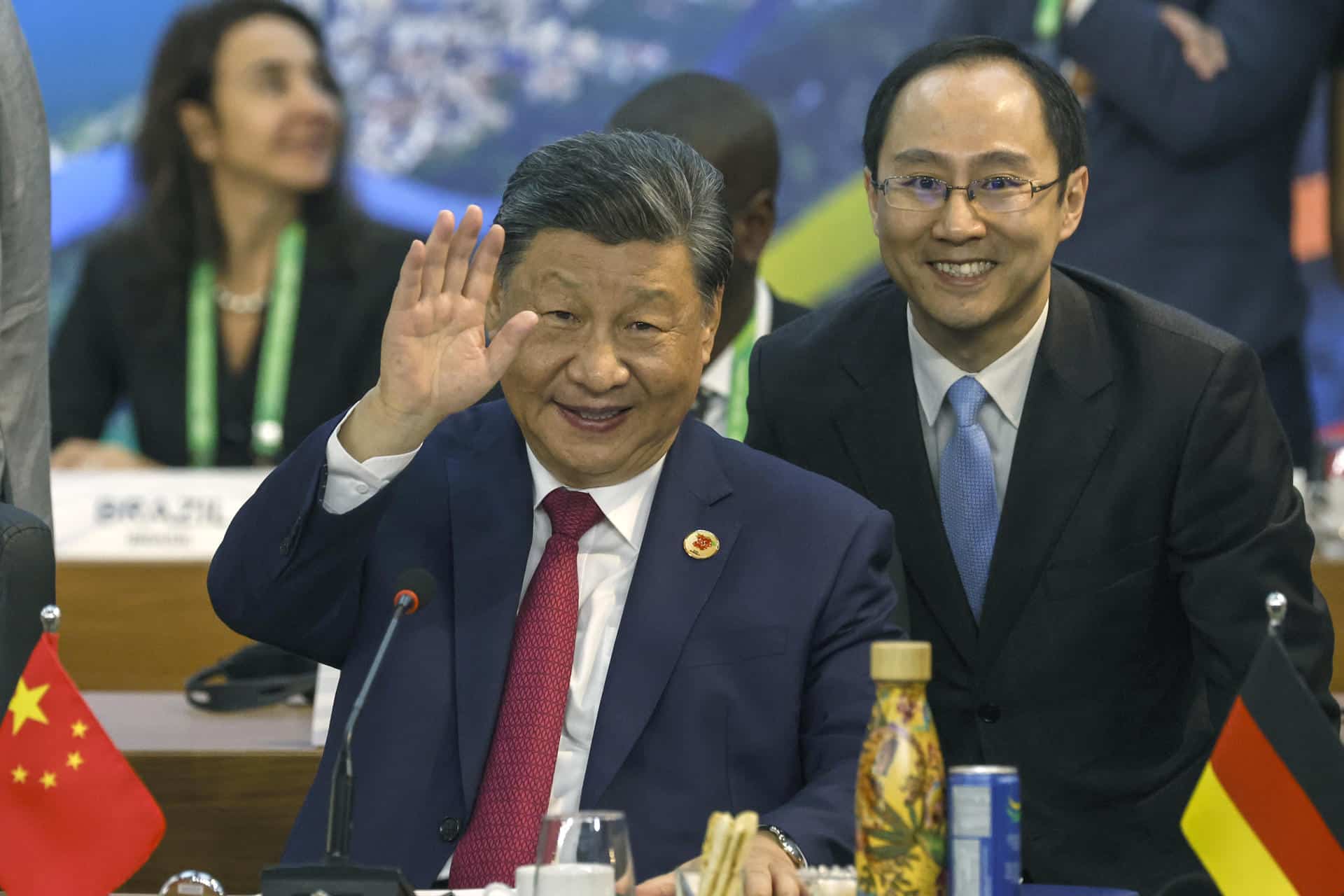 El presidente de China, Xi Jinping (i), saluda durante la apertura de la Cumbre de jefes de Estado del G20 que comenzó este lunes en Río de Janeiro (Brasil). EFE/ Antonio Lacerda