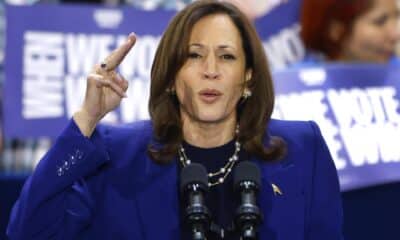 La candidata presidencial demócrata a la vicepresidenta de Estados Unidos, Kamala Harris, sube al podio para hablar durante un mitin de campaña en el Parque Regional Craig Ranch en North Las Vegas, Nevada, EE.UU., el 31 de octubre de 2024. EFE/EPA/BIZUAYEHU TESFAYE