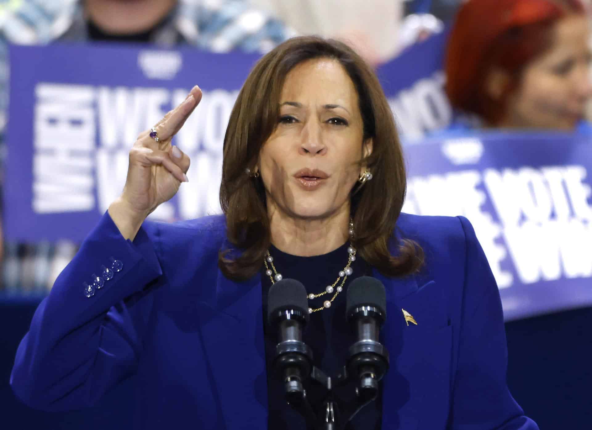 La candidata presidencial demócrata a la vicepresidenta de Estados Unidos, Kamala Harris, sube al podio para hablar durante un mitin de campaña en el Parque Regional Craig Ranch en North Las Vegas, Nevada, EE.UU., el 31 de octubre de 2024. EFE/EPA/BIZUAYEHU TESFAYE