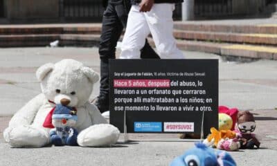 Fotografía de archivo de varios juguetes junto a un cartel de protesta que resume una historia de abuso a un niño, durante un plantón en la Plaza del céntrico barrio 20 de Julio, en Bogotá (Colombia). EFE/ Carlos Ortega