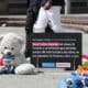 Fotografía de archivo de varios juguetes junto a un cartel de protesta que resume una historia de abuso a un niño, durante un plantón en la Plaza del céntrico barrio 20 de Julio, en Bogotá (Colombia). EFE/ Carlos Ortega