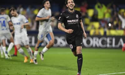 - El jugador del Villarreal Dani Parejo celebra el segundo gol de su equipo durante el partido de LaLiga entre el Villarreal y el Alavés, este sábado en el estadio de la Cerámica. EFE/ Andreu Esteban