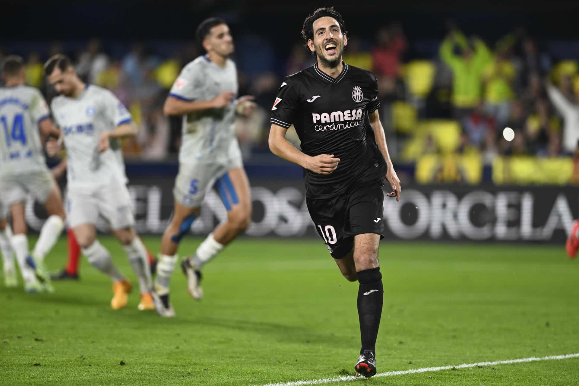 - El jugador del Villarreal Dani Parejo celebra el segundo gol de su equipo durante el partido de LaLiga entre el Villarreal y el Alavés, este sábado en el estadio de la Cerámica. EFE/ Andreu Esteban