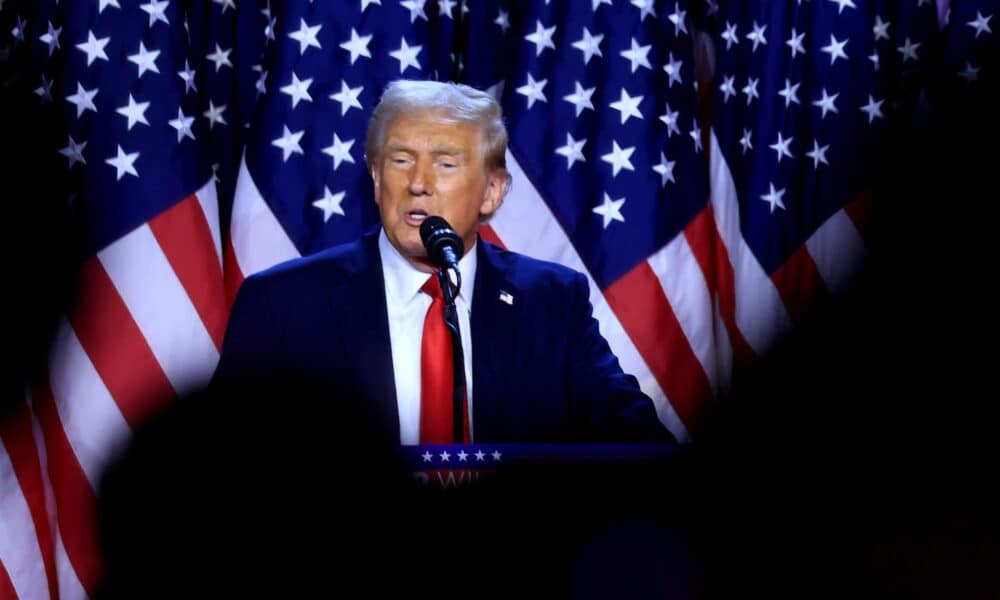 El futuro presidente de EE.UU. Donald Trump habla a sus seguidores durante la fiesta de visualización de la noche electoral, el pasado miércoles, en el Centro de Convenciones de West Palm Beach, Florida (Estados Unidos). EFE/EPA/Cristobal Herrera-Ulashkevich