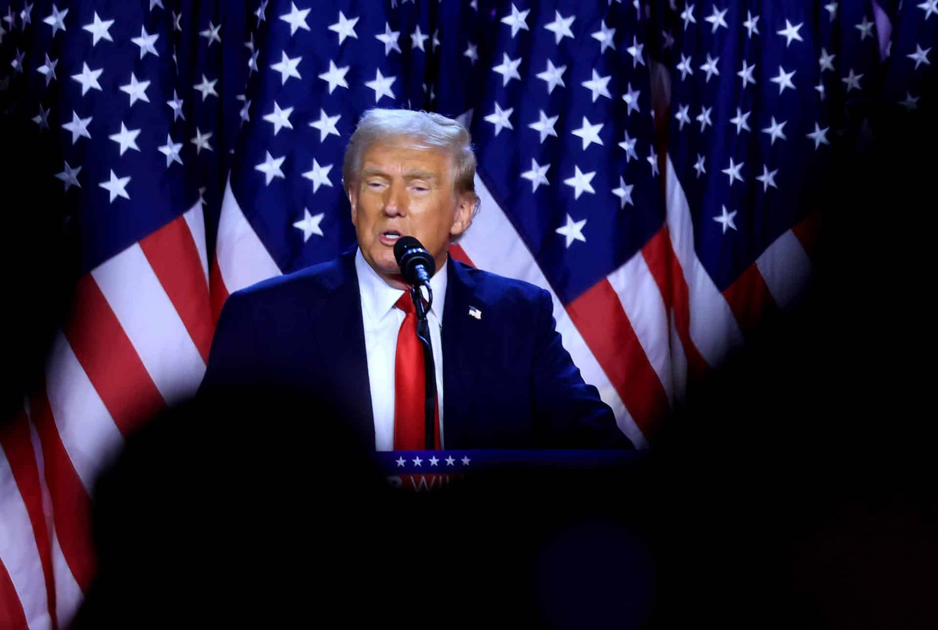 El futuro presidente de EE.UU. Donald Trump habla a sus seguidores durante la fiesta de visualización de la noche electoral, el pasado miércoles, en el Centro de Convenciones de West Palm Beach, Florida (Estados Unidos). EFE/EPA/Cristobal Herrera-Ulashkevich