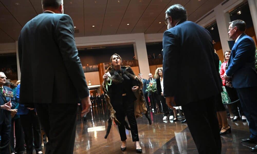 Fotografía de archivo de la senadora Lidia Thorpe (c) durante su interrupción de la recepción del rey Carlos III de Reino Unido en el Parlamento australiano el pasado 20 de octubre. EFE/EPA/LUKAS COCH AUSTRALIA AND NEW ZEALAND OUT