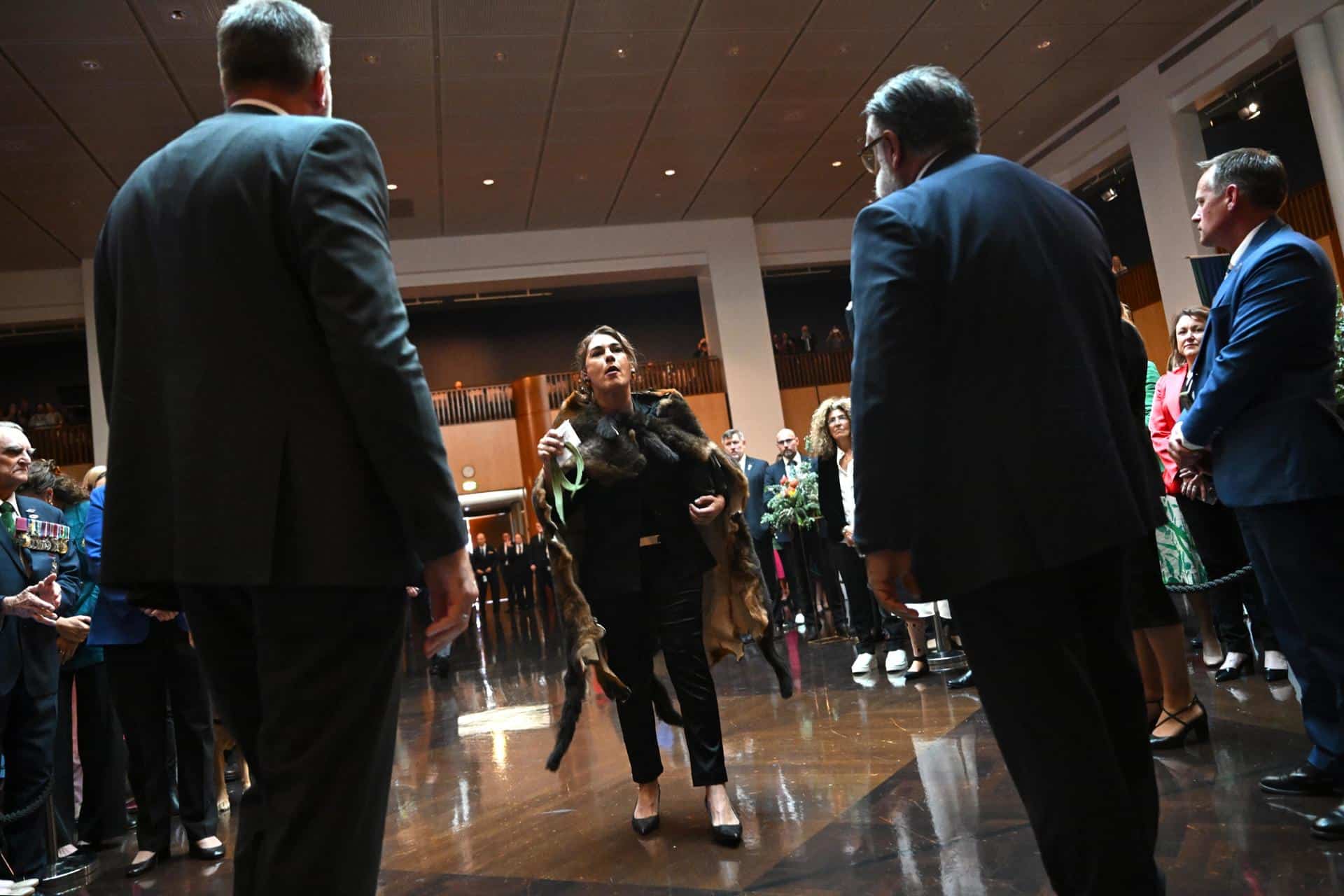 Fotografía de archivo de la senadora Lidia Thorpe (c) durante su interrupción de la recepción del rey Carlos III de Reino Unido en el Parlamento australiano el pasado 20 de octubre. EFE/EPA/LUKAS COCH AUSTRALIA AND NEW ZEALAND OUT