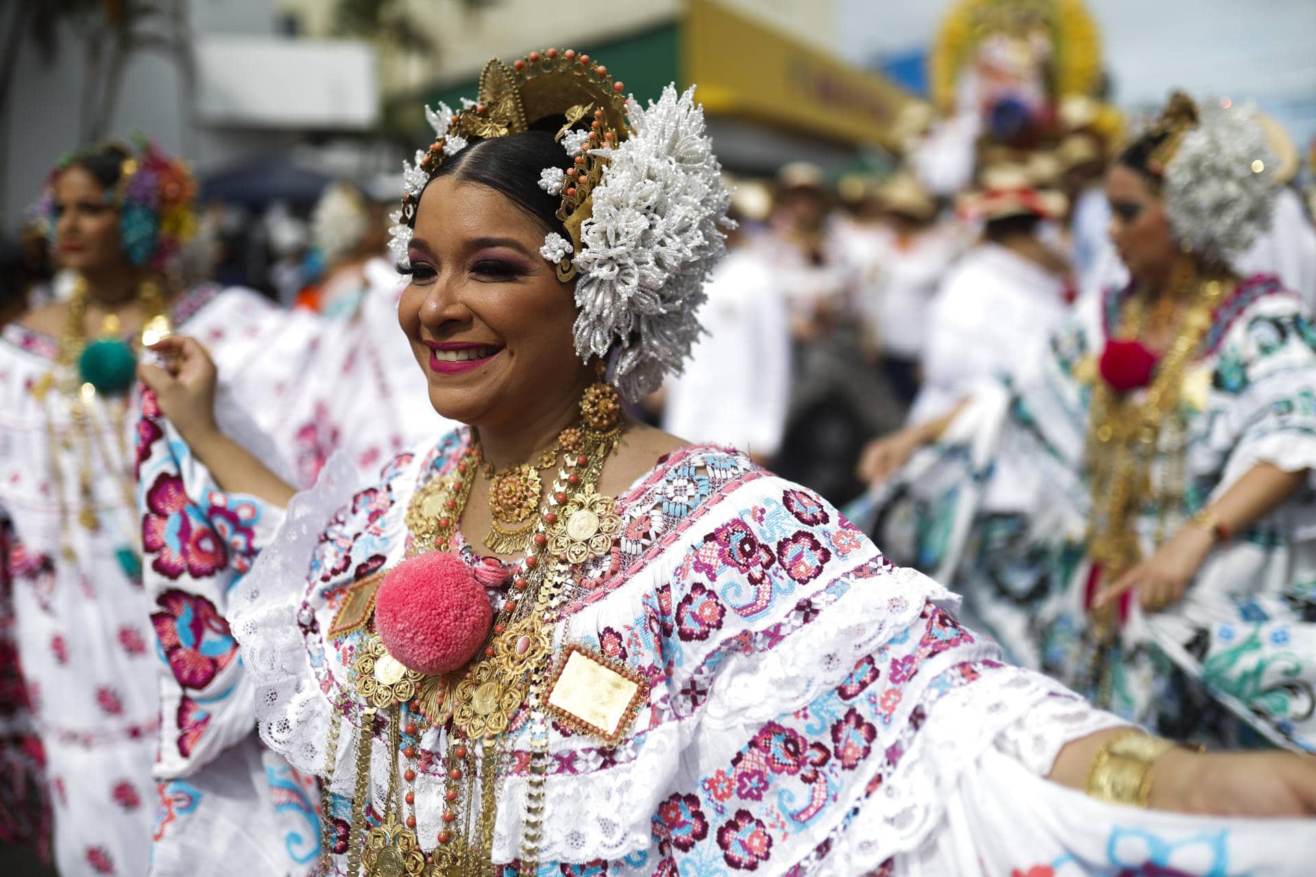 Mujeres vestidas con el traje típico panameño participan este domingo durante el desfile folclórico que conmemora el 203 año del grito de independencia de Panamá en La Chorrera (Panamá). EFE/Bienvenido Velasco