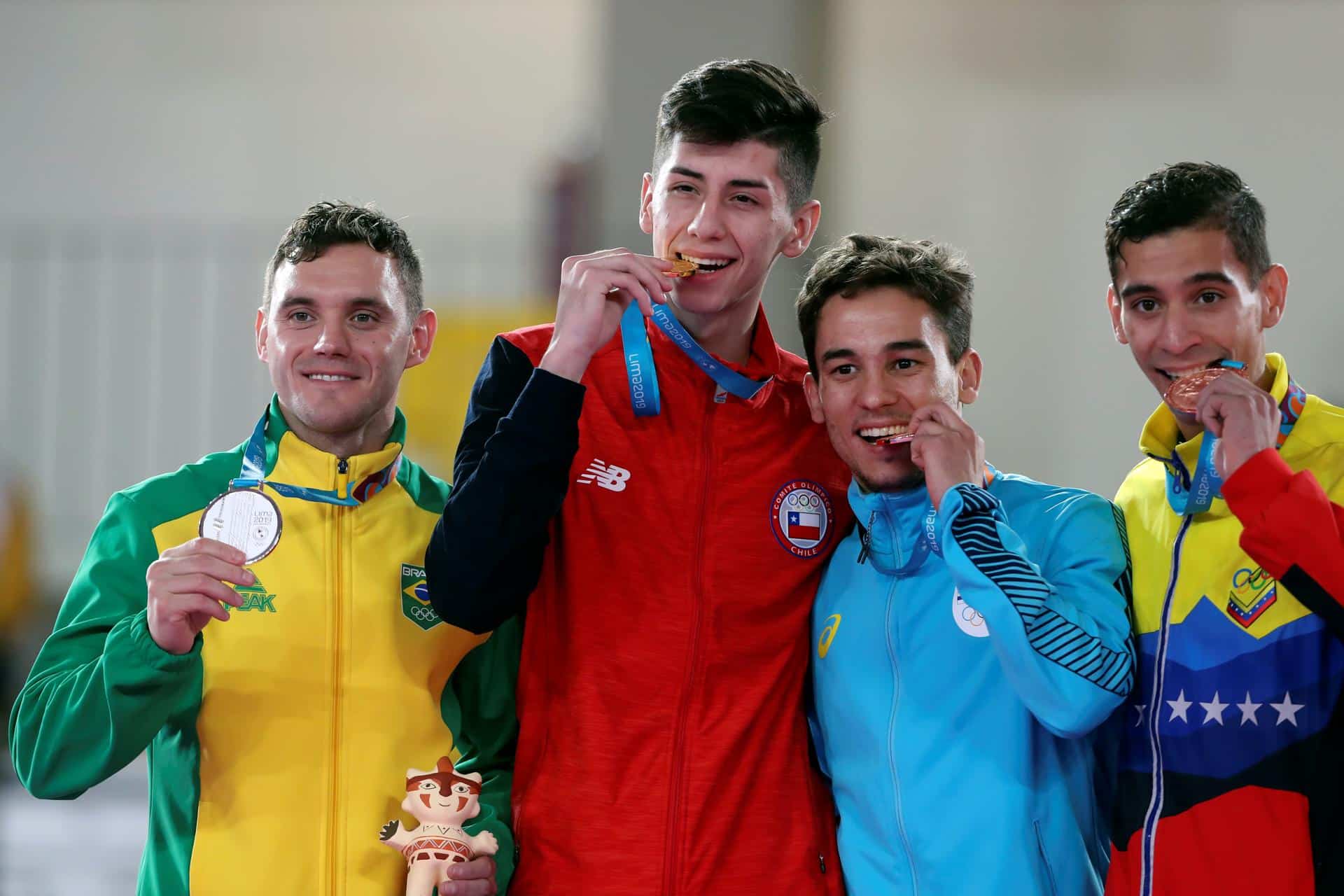 El brasileño Douglas Brose (i), candidato a miembro del Consejo de Deportistas de la Agencia Mundial Antidopaje, tras ganar una medalla de plata en kárate en los Juegos Panamericanos Lima 2019. EFE/ Juan Ponce/Archivo