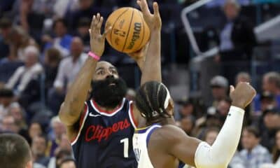 Fotografía de archivo de James Harden, de los Clippers, quien se convirtió en el segundo máximo triplista de la historia de la NBA. EFE/EPA/JOHN G. MABANGLO