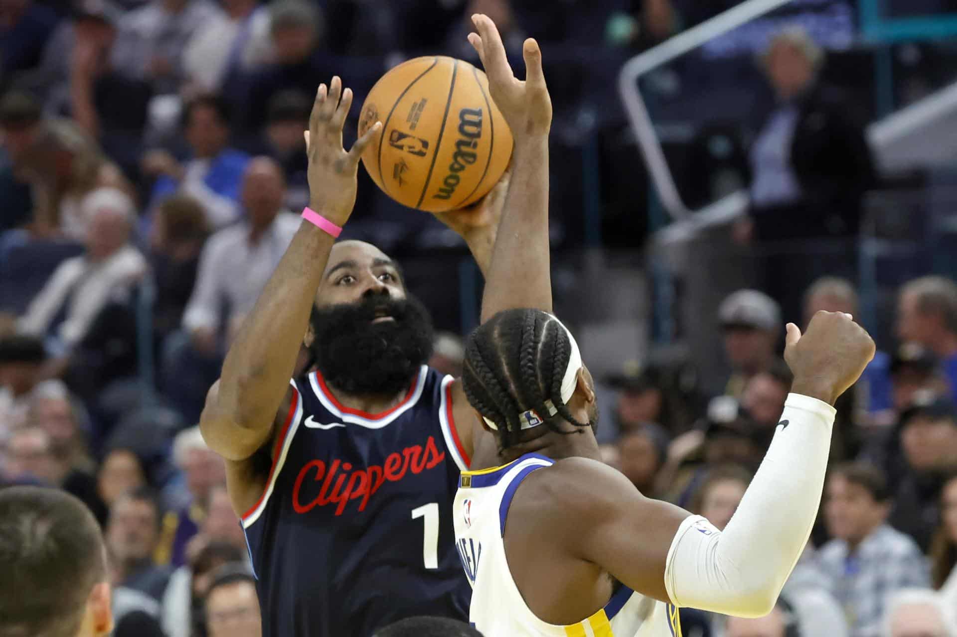 Fotografía de archivo de James Harden, de los Clippers, quien se convirtió en el segundo máximo triplista de la historia de la NBA. EFE/EPA/JOHN G. MABANGLO